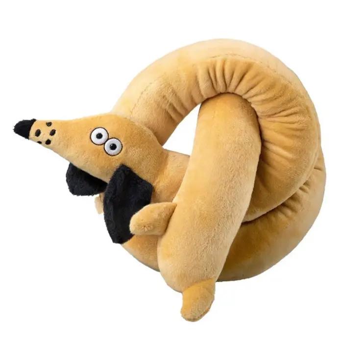 Peluche chien saucisse allongée avec couineur pour jeu interactif et soulagement de l'ennui, concept