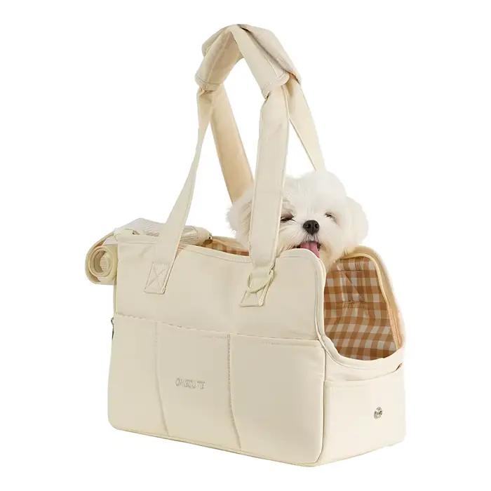 Les animaux de compagnie sortent et emmèlent leurs chiots. Les sacs à bandoulière portables sont ada