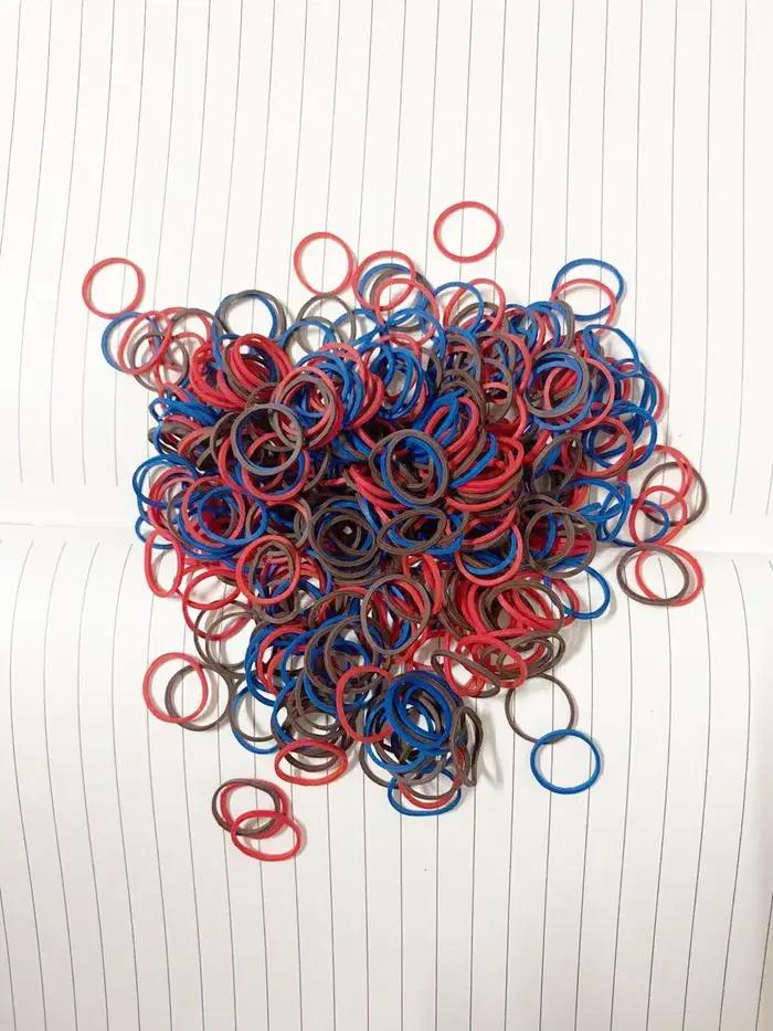 100 pièces/lot élastique pour poils d'animaux 7 couleurs haute élasticité chien chat cheveux accesso