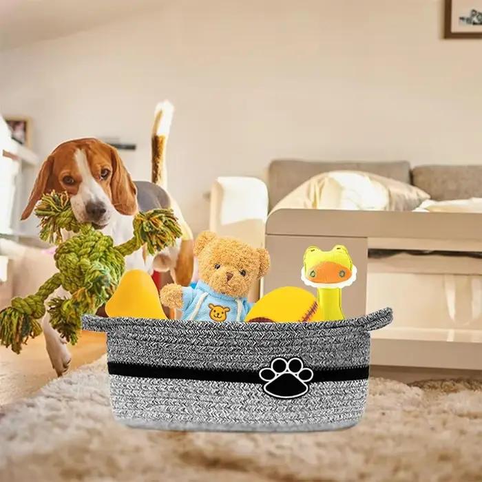 Panier de rangement pour jouets pour animaux de compagnie avec poignée. Tissage artisanal avec des empreintes de pattes
