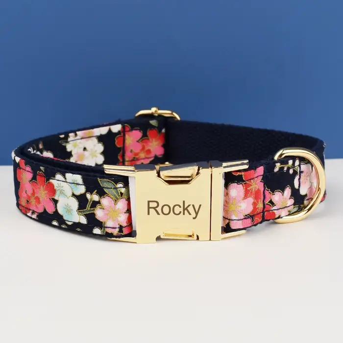 Collier de chien à fleurs gravé personnalisé
