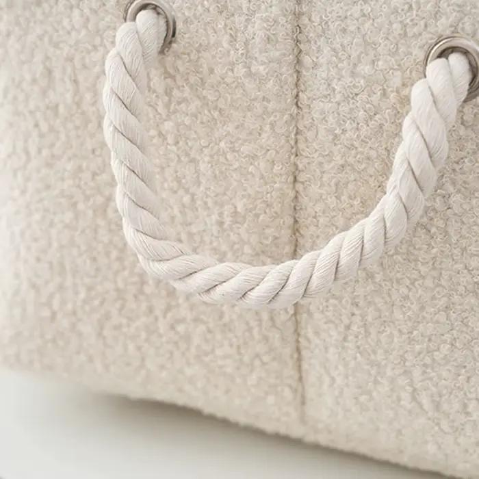 Panier à jouets en peluche pour chien