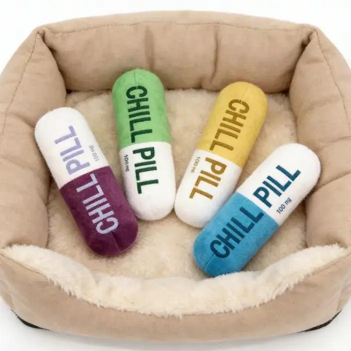 Jouet pour chien en peluche indestructible en forme de capsule avec couineur