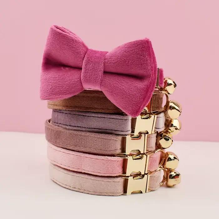 Collier pour chat en velours personnalisé avec plaque nominative, clochette et nœud papillon – Colli