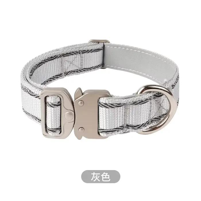 Collier anti-évasion réglable pour animaux de compagnie avec boucle pour la promenade en extérieur