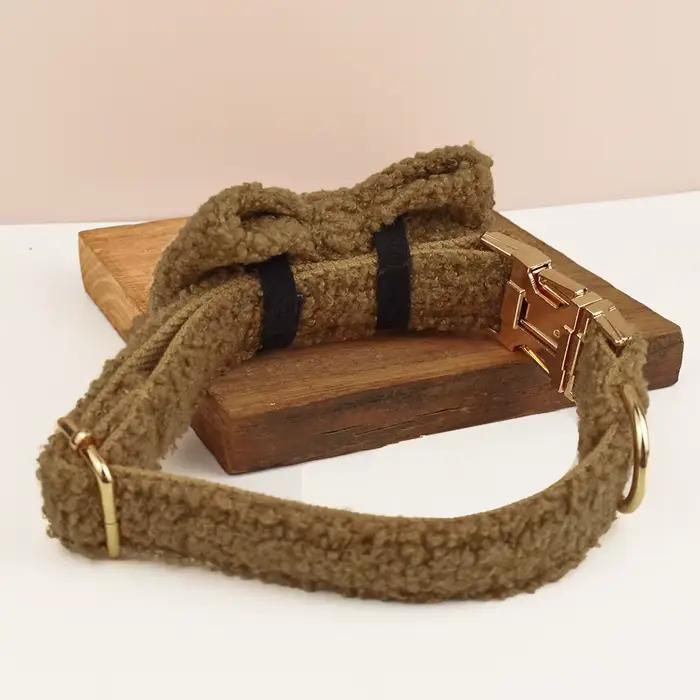Collier pour chien en peau d'agneau tricoté à la main