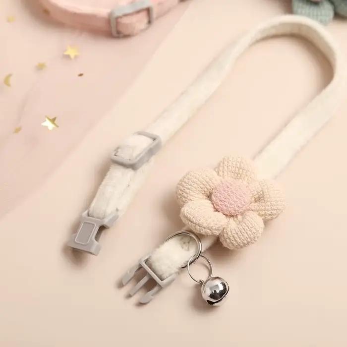Collier pour chat avec fleur mignonne, boucle réglable, cloche, fournitures pour petits animaux de c
