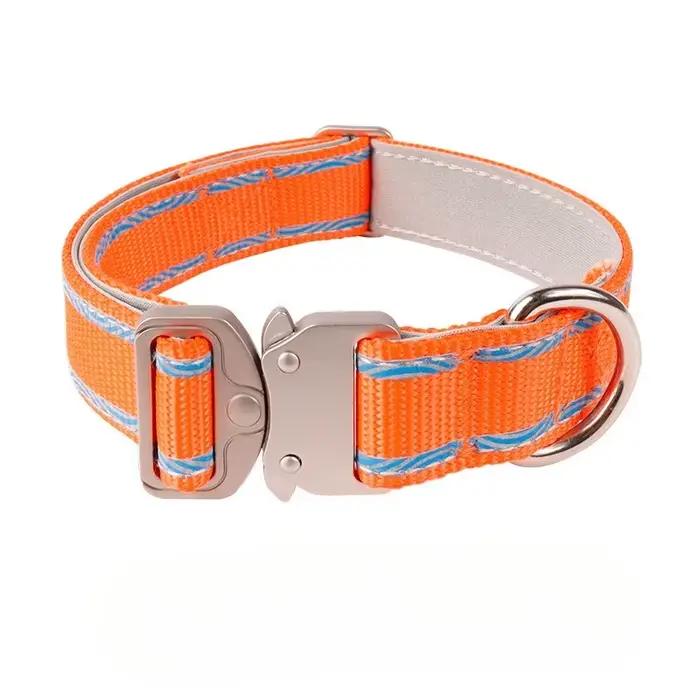 Collier anti-évasion réglable pour animaux de compagnie avec boucle pour la promenade en extérieur,