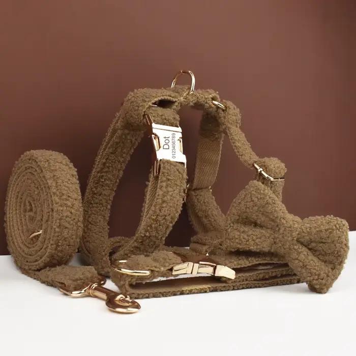Collier pour chien en peau d'agneau tricoté à la main