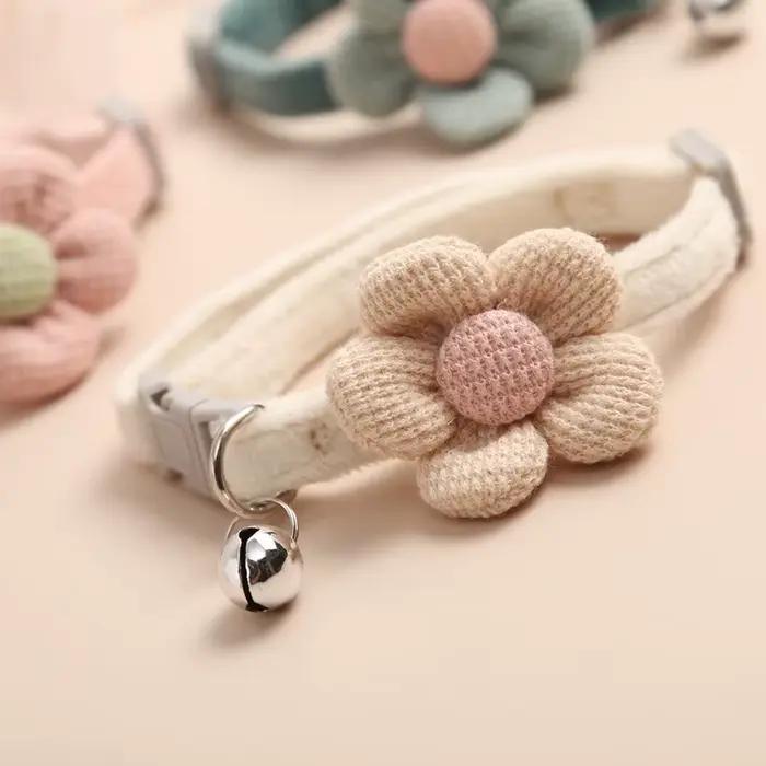 Collier pour chat avec fleur mignonne, boucle réglable, cloche, fournitures pour petits animaux de c